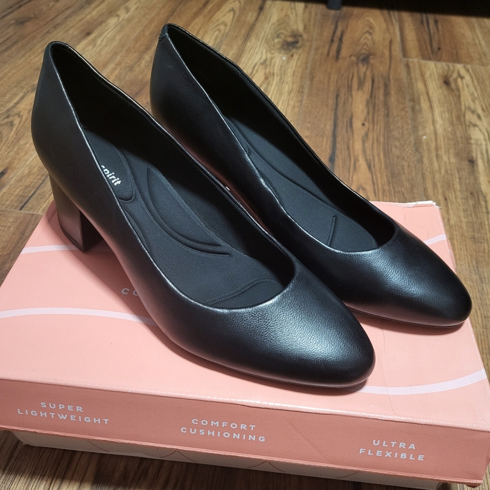 Easy Spirit Cosma Pumps.